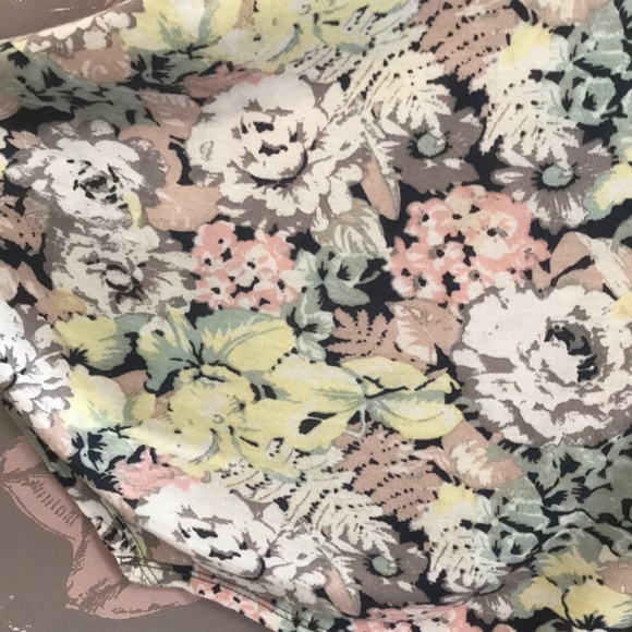 {Kimchi Blue} Asymmetrical Floral Tank Medium - Picture 2 of 7